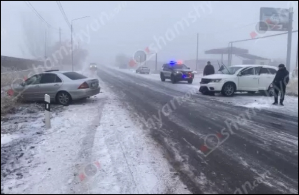 Կոտայքում մերկասառույցի պատճառով բախվել են «Mercedes»-ն ու «Dodge»-ը, հետո էլ «Kia Sorento»-ն բախվել է «Dodge»-ին․ կա վիրավոր